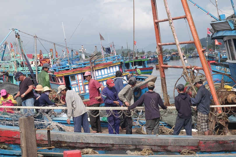 Ngư dân tất bất chuẩn bị ngư lưới cụ cho phiên biển cuối năm