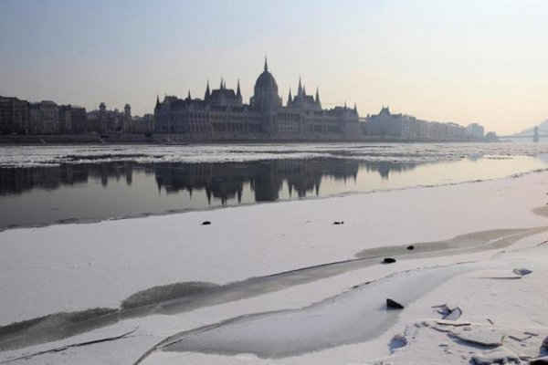 Tòa nhà Quốc hội Hungary như những tảng băng trôi nổi trên sông Danube ở Budapest, Hungary vào ngày 10/1/2017. Ảnh: REUTERS / Bernadett Szabo