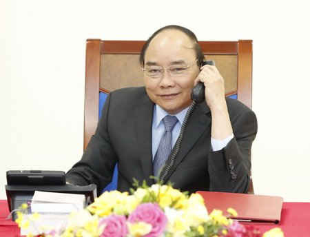 Thủ tướng Chính phủ Nguyễn Xuân Phúc điện đàm với quyền Tổng thống kiêm Thủ tướng Hàn Quốc Hwang Kyo Ahn.