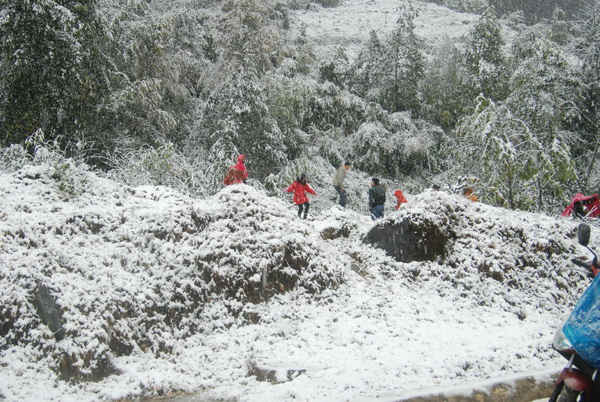 Du khách vui đùa cùng tuyết trắng ở vùng du lịch Sa Pa
