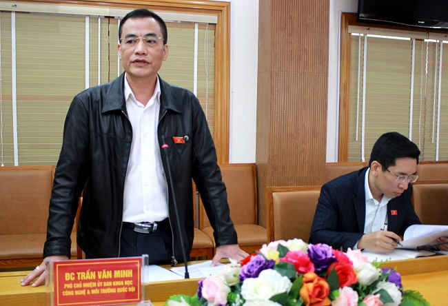 Ông Trần Văn Minh, Phó Chủ nhiêm Ủy ban Khoa học Công nghệ và Môi trường của Quốc hội phát biểu tại hội nghị.
