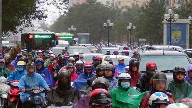Những ngày giáp Tết, đường phố Hà Nội thường xuyên diễn ra tình trạng ùn tắc kéo dài