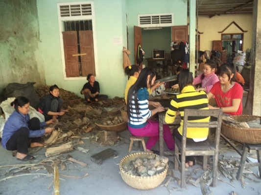 Hàng chục công nhân đang hối hả làm việc tại một cơ sở bánh gai Xứ Dừa
