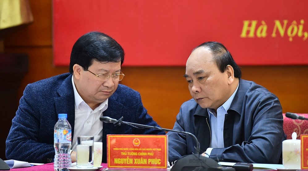 Thủ tướng Nguyễn Xuân Phúc trao đổi với Phó Thủ tướng Trịnh Đình Dũng - Ảnh: Chinhphu.vn 