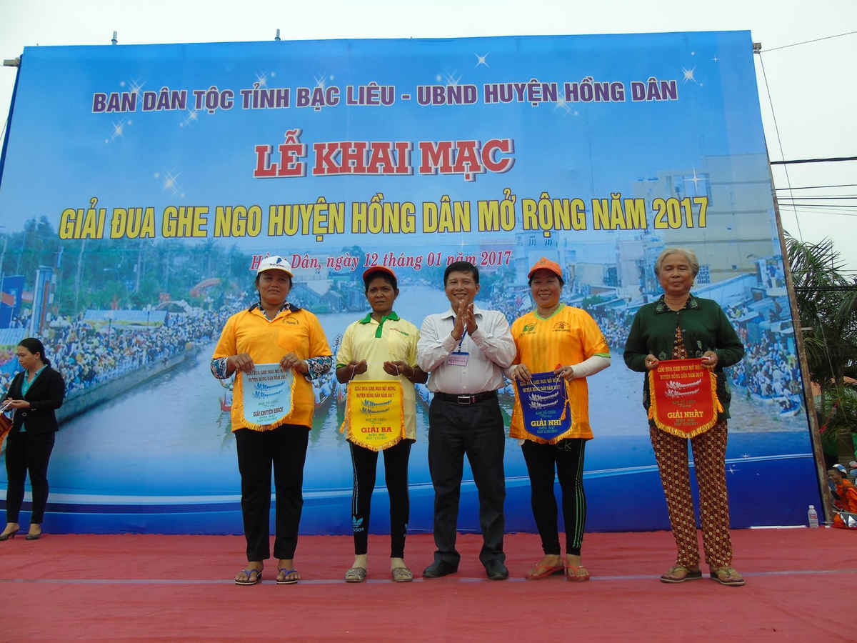 Ông Nguyễn Văn Chiến - Phó chủ tịch UBND huyện Hồng Dân trao giải nam và giải nữ cho các đội đạt giải cao nhất