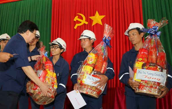 Phó Thủ tướng Trịnh Đình Dũng tặng quà công nhân Nhà máy Alumin Nhân Cơ.