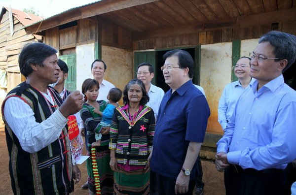 Phó Thủ tướng Trịnh Đình Dũng đến thăm hộ gia đình ông Điểu N’Tới - công nhân nhà máy Alimin Nhân Cơ. 