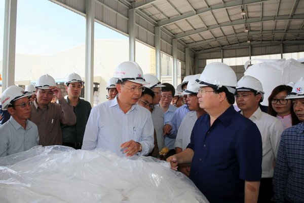 Phó Thủ tướng kiểm tra những sản phẩm đầu tiên của Nhà máy Alumin Nhân Cơ. 