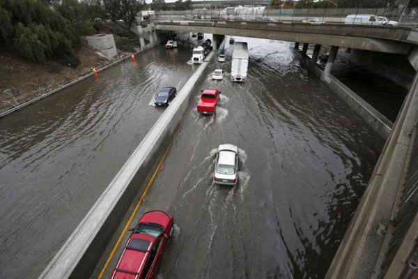 Các phương tiện di chuyển trên đường cao tốc bị ngập lụt sau khi cơn bão có sức mạnh tương đương El Nino gây ra mưa tại Los Angeles, California, Mỹ vào ngày 6/1/2016. Ảnh: REUTERS / Lucy Nicholson