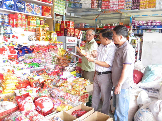 Đoàn kiểm tra liên ngành 389 Quảng Nam kiểm tra cửa hàng kinh doanh tạp hóa của ông Đỗ Thứ tại thôn Đông Khương 2, xã Điện Phương, TX. Điện Bàn