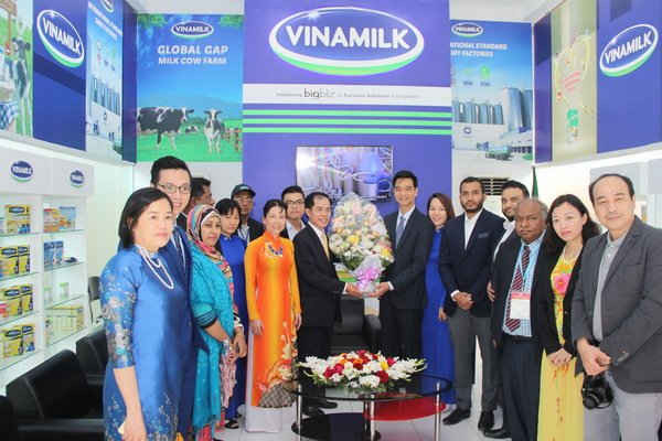 Ngài Đại Sứ Trần Văn Khoa cùng phu nhân và các cán bộ Đại sứ quán Việt Nam tại Bangladesh đến tham quan gian hàng Vinamilk tại Hội chợ 