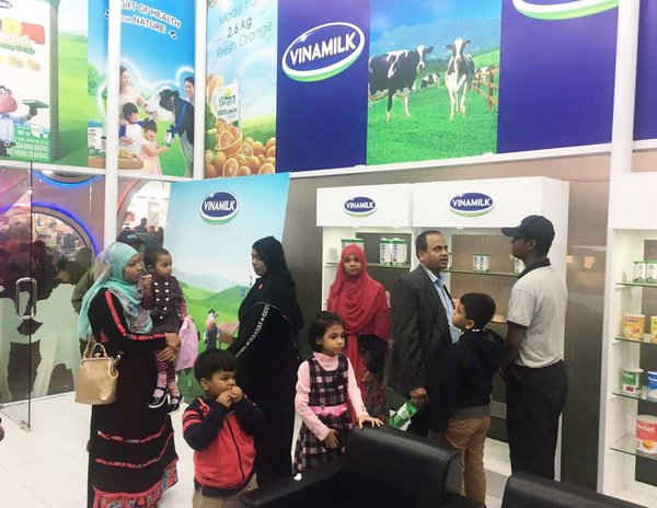 Người tiêu dùng Bangladesh tìm hiểu về các sản phẩm Vinamilk tại gian hàng trưng bày