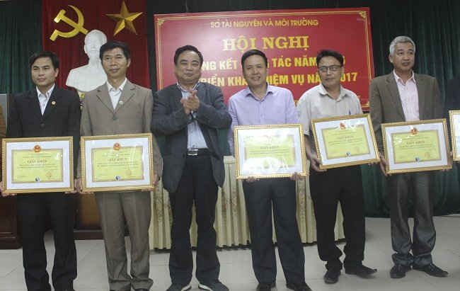 2. Ông Bùi Châu Tuấn, Giám đốc Sở TN&MT Điện Biên tặng Giấy khen cho các tập thể có thành tích xuất sắc trong thực hiện nhiệm vụ năm 2016