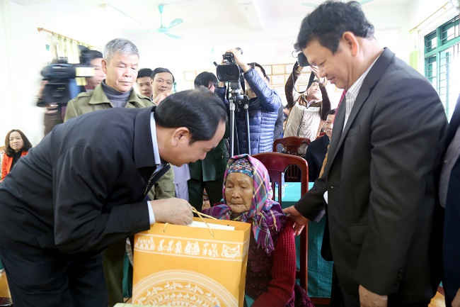 Chủ tịch nước Trần Đại Quang tặng quà Mẹ Việt Nam Anh hùng Ngô Thị Rèn