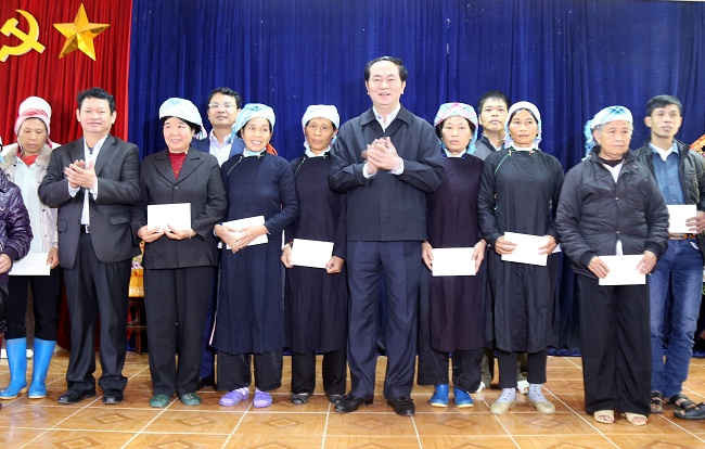 Chủ tịch nước Trần Đại Quang tặng quà bà con đồng bào nghèo