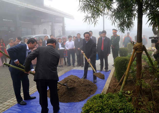 Chủ tịch nước Trần Đại Quang trồng cây lưu niệm tại khu vực Ga đi thuộc Dự án cáp treo Fansipan