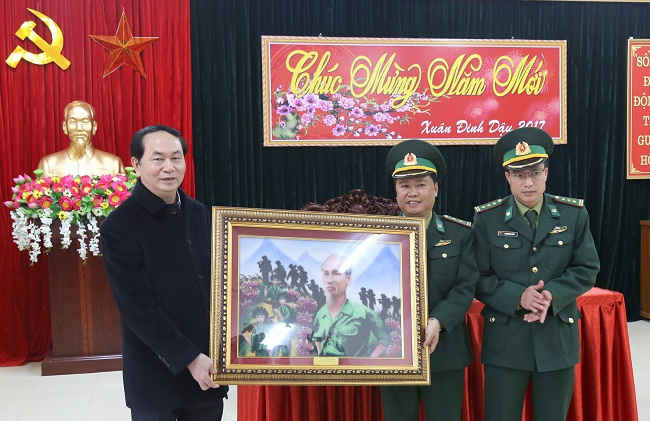 Chủ tịch nước Trần Đại Quang thăm và tặng quà các chiến sỹ biên phòng