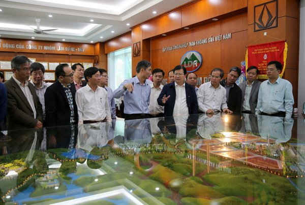 Phó Thủ tướng Trịnh Đình Dũng nghe giới thiệu về Nhà máy Alumin Tân Rai, Lâm Đồng 