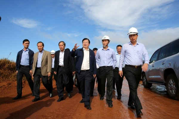 Phó Thủ tướng Trịnh Đình Dũng đi kiểm tra hồ chứa bùn đỏ