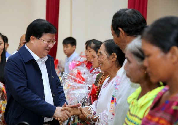 Phó Thủ tướng Trịnh Đình Dũng trao tặng quà cho nhân dân xã Lộc Thắng 