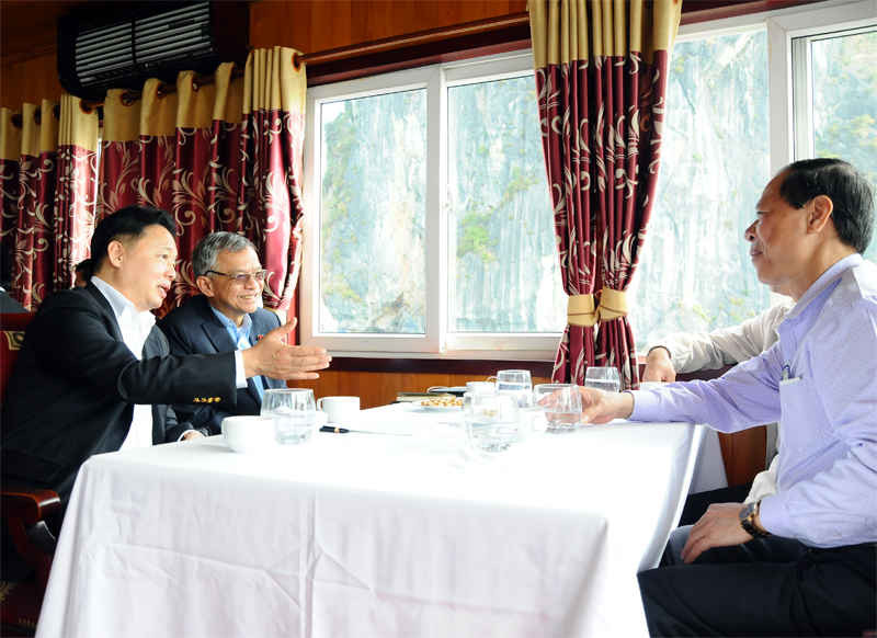 Bộ trưởng Trần Hồng Hà trong buổi trao đổi với ông GĐ sở TN&MT Nguyễn Ngọc Thu (bên phải) trong chuyến công tác và làm việc tại Quảng Ninh