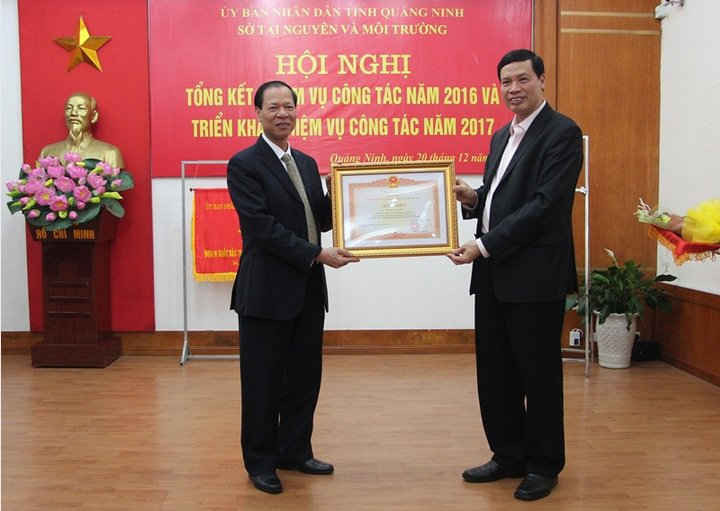 Thừa Ủy quyền của Thủ tướng Chính phủ, Đồng chí Nguyễn Đức Long(bên phải), Chủ tịch UBND tỉnh tặng Bằng khen của Thủ tướng cho đồng chí Nguyễn Ngọc Thu(bên trái), Giám đốc Sở TN&MT đã có thành tích xuất sắc trong thực hiện nhiệm vụ năm 2016