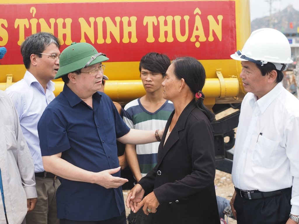 Phó Thủ tướng Trịnh Đình Dũng thăm và chia sẻ khó khăn với người dân vùng hạn hán Ninh Thuận