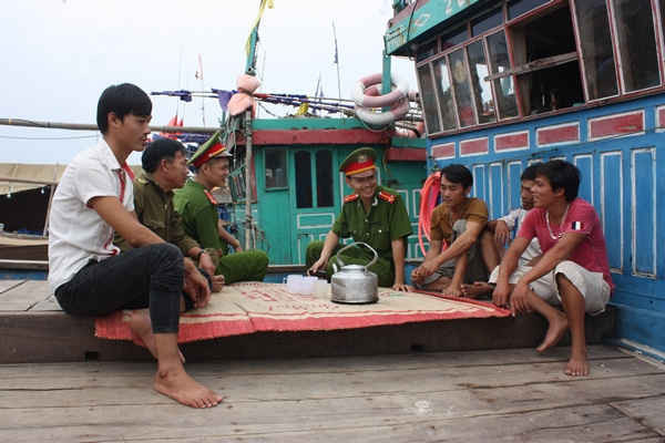 Công an phường Quỳnh Phương, thị xã Hoàng Mai chia sẻ niềm vui với ngư dân sau một chuyến ra khơi