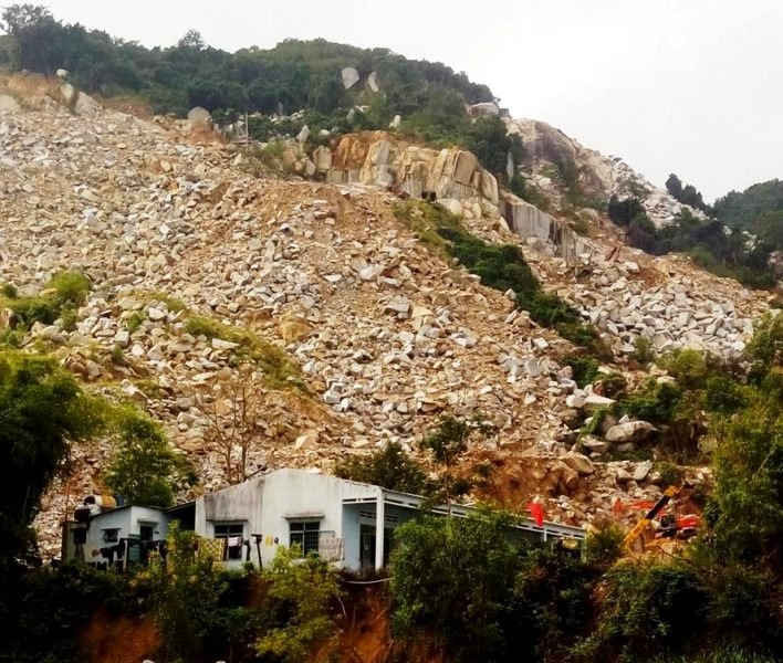  Nhiều vạt núi tại khu vực Núi Chùa bị băm nát chỉ còn trơ đất, đá.