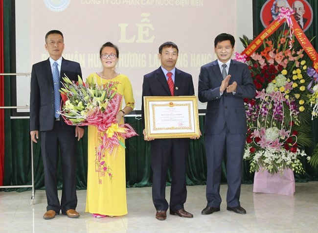 Thừa ủy quyền của Chủ tịch nước CHXHCN Việt Nam, ông Lê Thành Đô, Phó Chủ tịch UBND tỉnh, trao tặng Huân chương Lao động Hạng Nhì cho tập thể Công ty Cổ phần cấp nước Điện Biên.