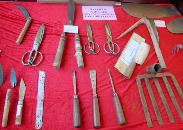 Các sản phẩm rèn được trưng bày tại Tổ đình làng nghề rèn Hiền Lương