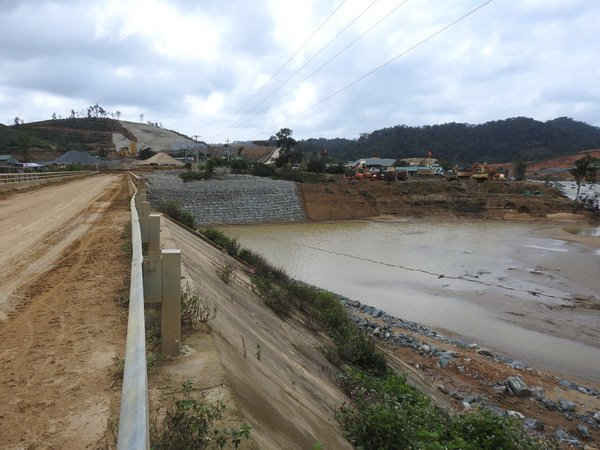 Toàn cảnh công trình đầu mối hồ chứa nước Krông Pắc Thượng đang thi công dở dang.