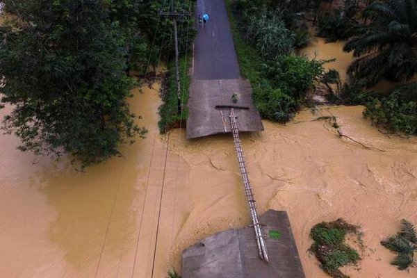 Cây cầu bị hư hỏng do lũ lụt tại huyện Chai Buri, tỉnh Surat Thani, phía Nam Thái Lan vào ngày 9/1/2016. Ảnh: Dailynews