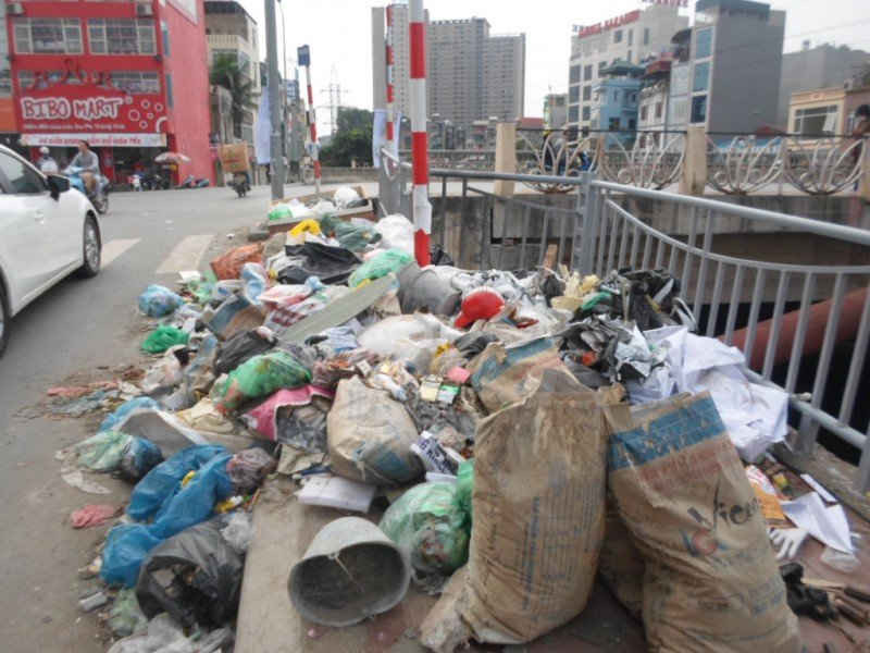 Những bãi rác tự phát trên cầu Kim Đồng, rác thải phế liệu xây dựng, tồn tại nhiều ngày mà không có người thu dọn