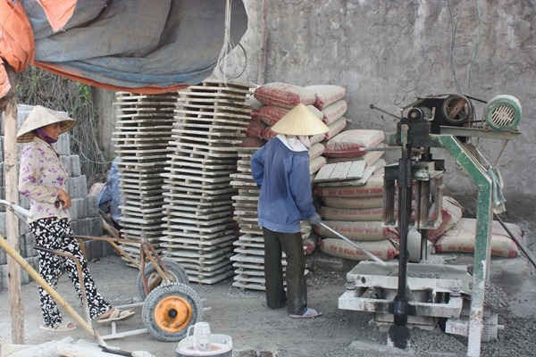 Những phu nữ đóng gạch táp lô xi măng ở xã Quỳnh Văn