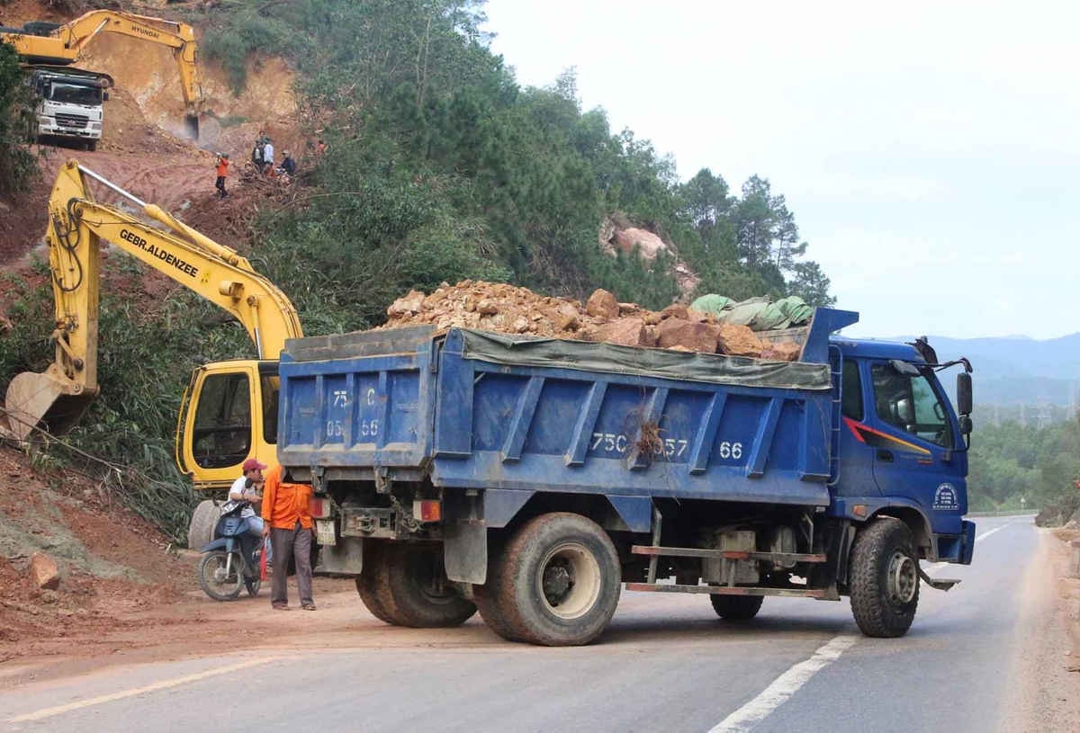 Tiến hành chuyển khối lượng lớn đất đá tại điểm sạt lở