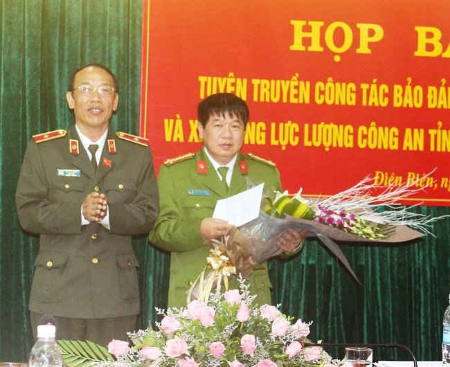 Thiếu tướng Sùng A Hồng, Giám đốc Công an tỉnh Điện Biên trao thưởng cho đại diện ban chuyên án 11M7.