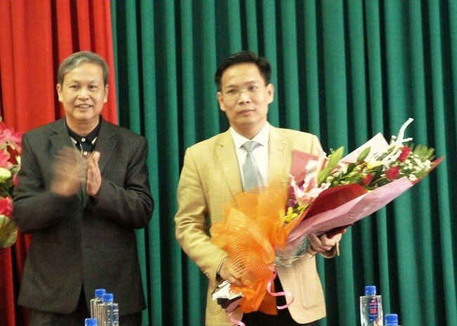 Ông Phạm Văn Minh, Phó Trưởng ban Tổ chức tỉnh ủy trao quyết định bổ nhiệm Phó Giám đốc Sở TN&MT Sơn La cho ông Phan Tiến Diện.
