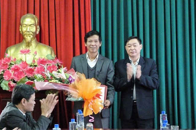 Ông Triệu Ngọc Hoan, Giám đốc Sở TN&MT Sơn La trao quyết định bổ nhiệm lại Chi cục trưởng Chi cục BVMT cho ông Nguyễn Quang Thiên