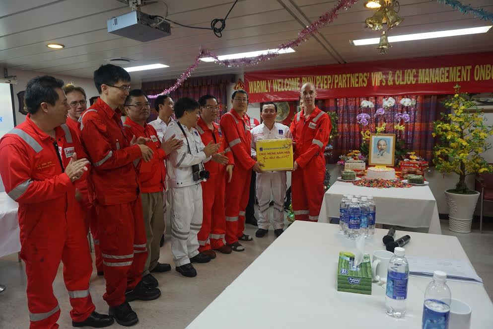 Đồng chí Nguyễn Quốc Khánh, Chủ tịch HĐTV Tập đoàn trao quà Tết của Tập đoàn cho CBCNV tàu TBVN