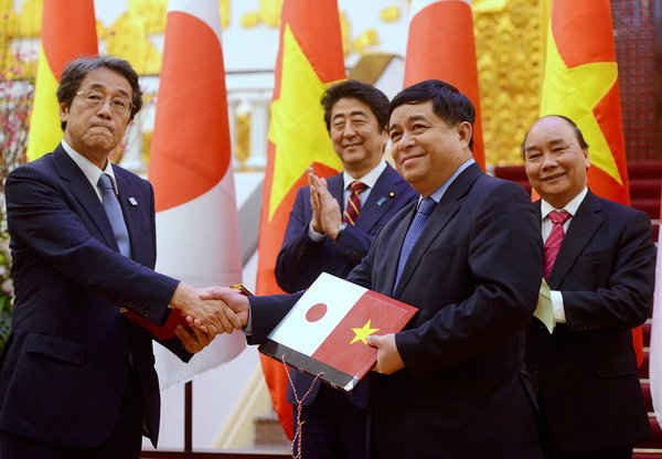 Thủ tướng Nguyễn Xuân Phúc và Thủ tướng Nhật Bản Shinzo Abe chứng kiến lễ ký kết các văn bản thỏa thuận hợp tác giữa hai bên - Ảnh: VGP/Quang Hiếu