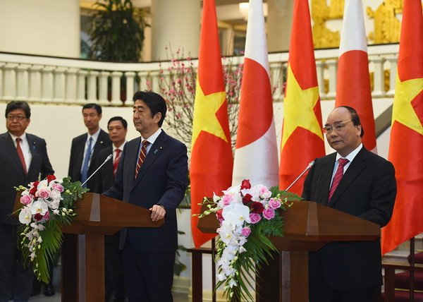 Thủ tướng Nguyễn Xuân Phúc và Thủ tướng Nhật Bản Shinzo Abe gặp gỡ báo chí sau hội đàm - Ảnh: VGP/Quang Hiếu
