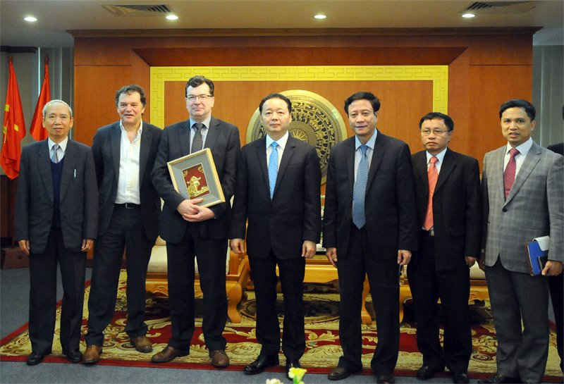 Bộ trưởng Trần Hồng Hà cùng lãnh đạo Bộ trao đổi bên lề hội nghị