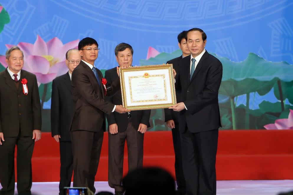 Chủ tịch nước trao Giải thưởng Nhà nước về KH&CN cho KS Trần Xuân Hoàng - đồng tác giả công trình Nghiên cứu phương án tối ưu để chế tạo, hạ thủy và lắp đặt chân đế siêu trường siêu trọng ở vùng nước sâu hơn 100m phù hợp với điều kiện ở Việt Nam.