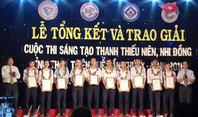 Em Hoàng Đức Tân (thứ 3, từ phải sang), đạt giải nhất trong cuộc thi “Sáng tạo thanh thiếu niên, nhi đồng tỉnh Thừa Thiên – Huế 2016”