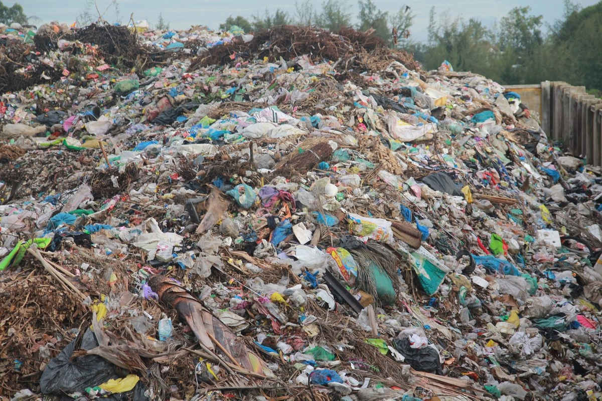 Bãi rác hơn 80 ngàn tấn tồn đọng nhiều năm nay tại Phường Cẩm Hà, TP. Hội An nhưng vẫn chưa được xử lý đang gây ô nhiễm nghiêm trọng