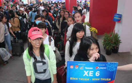 Nhiều sinh viên đến nhận vé xe về quê đón Tết