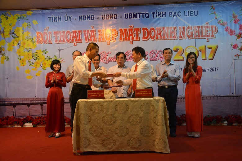 Lãnh đạo UBND tỉnh chứng kiến ký kết hợp tác của Hội doanh nhân trẻ và ngân hàng Công thương Việt Nam chi nhánh Bạc Liêu.