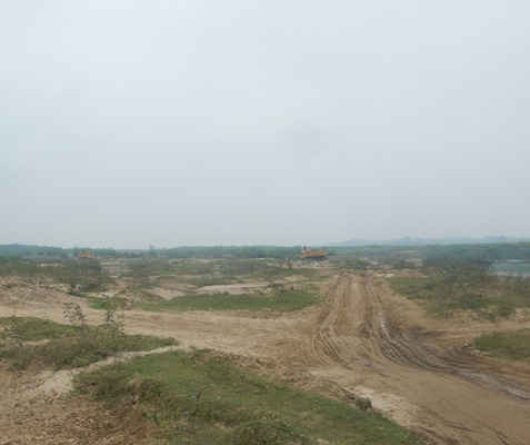 Đường vào bến khai thác cát trái phép ở xã Nghĩa Thịnh