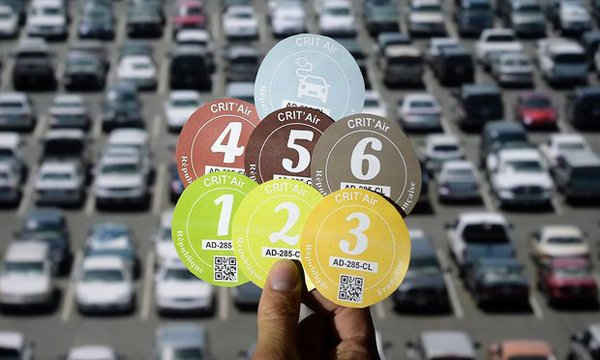 Có sáu loại nhãn dán tiêu chuẩn không khí cho thấy độ tuổi và mức độ sạch sẽ của xe. Ảnh: Lionel Bonaventure / AFP / Getty Images